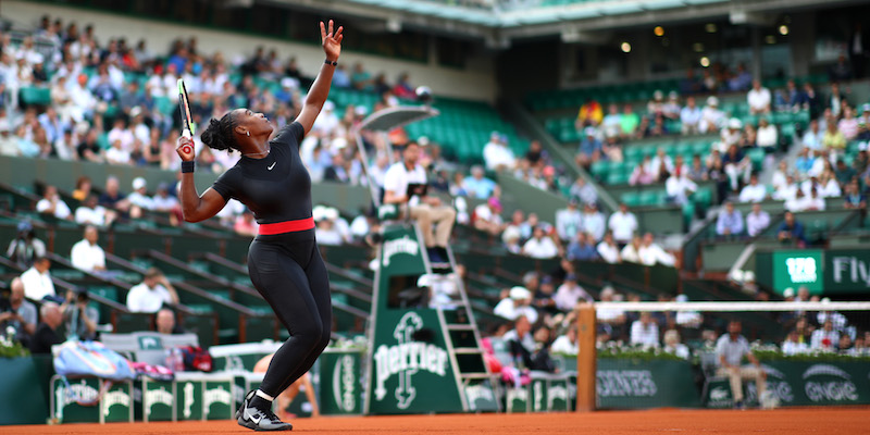 Serena Williams nella partita del Roland Garros contro Ashleigh Barty (Cameron Spencer/Getty Images)