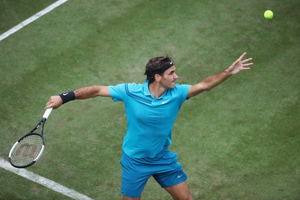 Il tennista svizzero Roger Federer durante una partita contro il tedesco Mischa Zverev a Stoccarda, il 13 giugno (Alex Grimm/Getty Images)