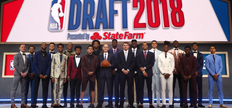 Il capo della NBA Adam Silver in mezzo ai primi venti giocatori scelti al draft.(Mike Stobe/Getty Images)