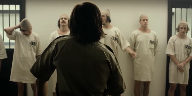 Una scena del film sull'esperimento della prigione di Stanford "Effetto Lucifero" (2015)