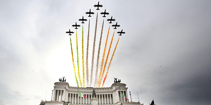  Il passaggio delle Frecce Tricolori sull'Altare della Patria a Roma (ANSA/ VINCENZO TERSIGNI)