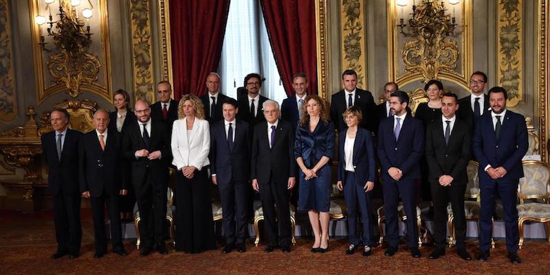 La foto di gruppo del governo con il presidente della Repubblica Sergio Mattarella al Quirinale, Roma
(ANSA/ALESSANDRO DI MEO)