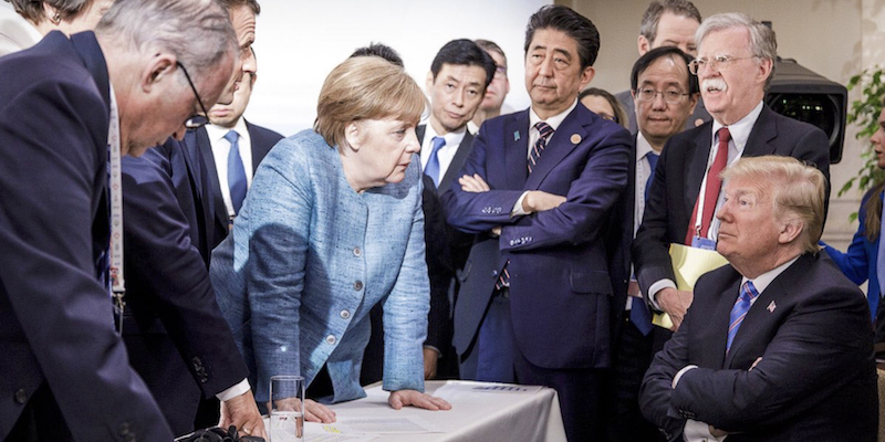 La fotografia di questo G7 che probabilmente rimarrà più impressa: la cancelliera tedesca Angela Merkel, al centro, parla al presidente degli Stati Uniti Donald Trump, il 9 giugno 2018
(Jesco Denzel/Governo federale tedesco via AP)