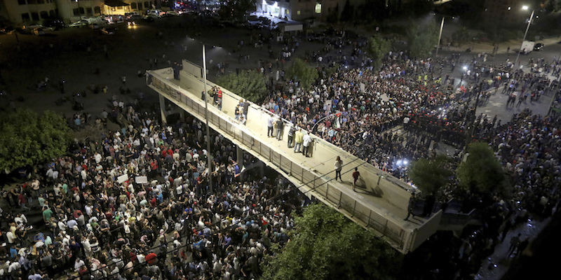 Manifestazione ad Amman contro la riforma fiscale (AP Photo/Raad al-Adayleh)