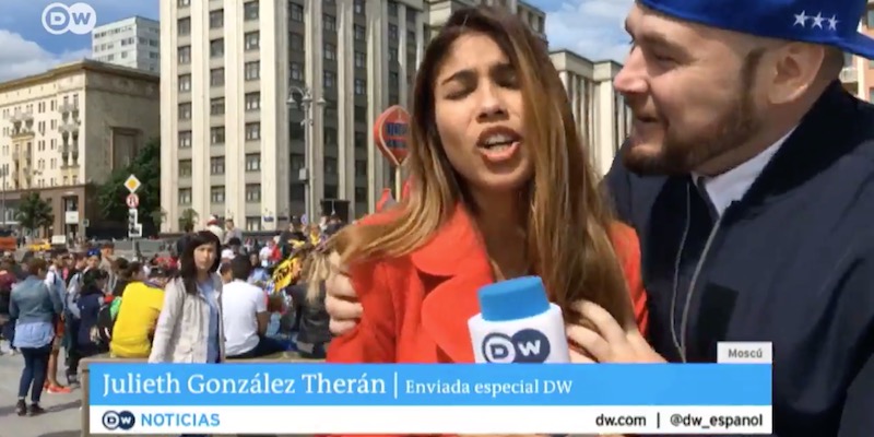 Una giornalista televisiva è stata molestata da un tifoso di calcio durante un servizio sui Mondiali