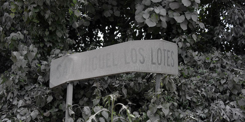 Un cartello stradale che indica San Miguel Los Lotes, uno dei paesini nella regione di Escuintla più colpitid dall'eruzione del vulcano del Fuego, Guatemala, 4 giugno 2018
(JOHAN ORDONEZ/AFP/Getty Images)