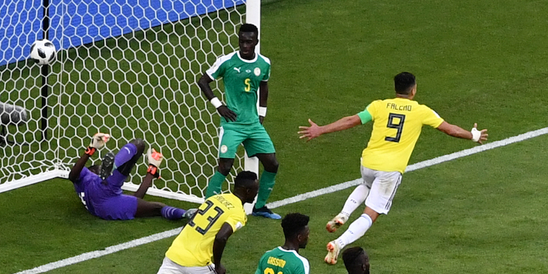 Idrissa Gueye osserva appoggiato a un palo il gol che è costato l'eliminazione alla sua nazionale (FABRICE COFFRINI/AFP/Getty Images)