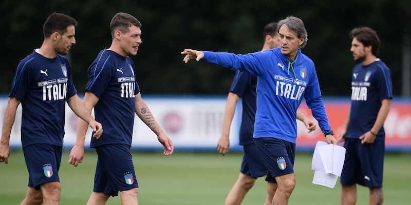 Roberto Mancini e i giocatori dell'Italia in un allenamento a Coverciano (MARCO BERTORELLO/AFP/Getty Images)