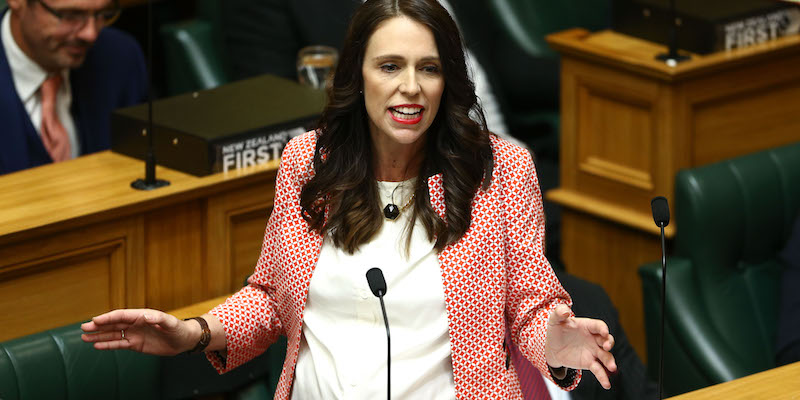 La prima ministra neozelandese Jacinda Ardern nel Parlamento di Wellington, il 17 maggio 2018 (Hagen Hopkins/Getty Images)