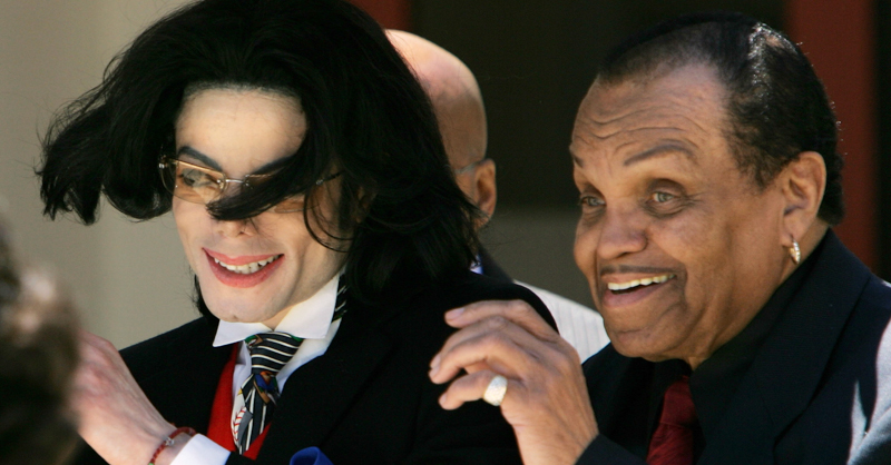 Joe Jackson con il figlio Michael nel 2005. (Justin Sullivan/Getty Images)