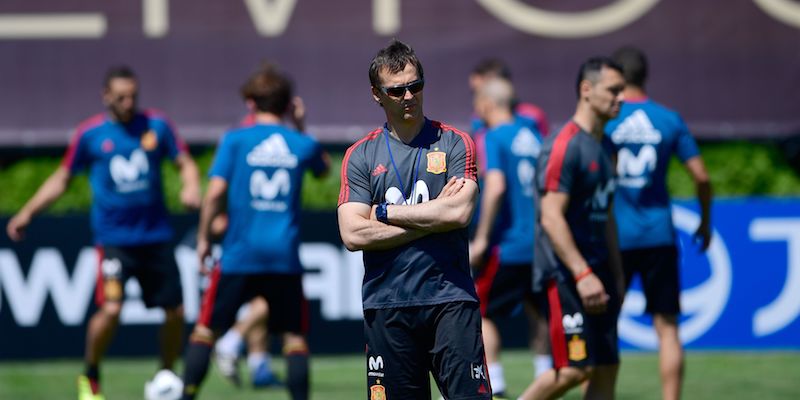 La nazionale di calcio spagnola ha esonerato l’allenatore Julen Lopetegui a due giorni dal debutto ai Mondiali in Russia