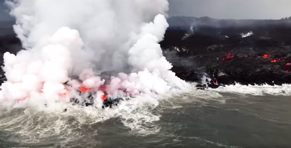 Cosa succede quando lava e oceano si incontrano, intorno al vulcano Kilauea alle Hawaii