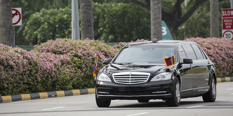 L'automobile con a bordo il dittatore nordcoreano Kim Jong-un, poco dopo il suo arrivo all'aeroporto Changi di Singapore, il 10 giugno 2018 (Ore Huiying/Getty Images)