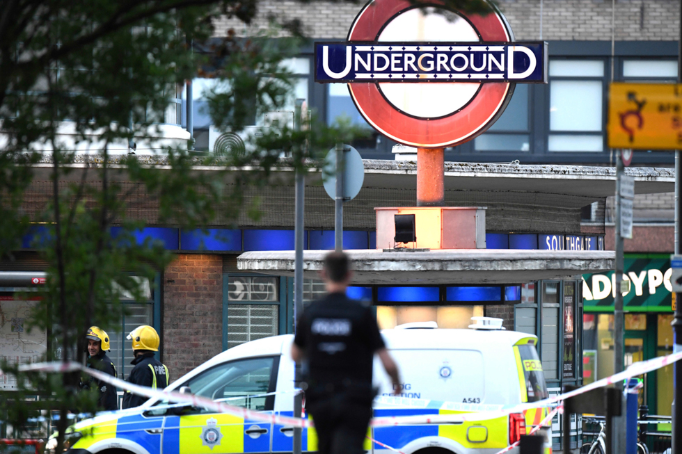 Cinque persone sono state ferite da una piccola esplosione nella stazione della metro di Southgate, a Londra