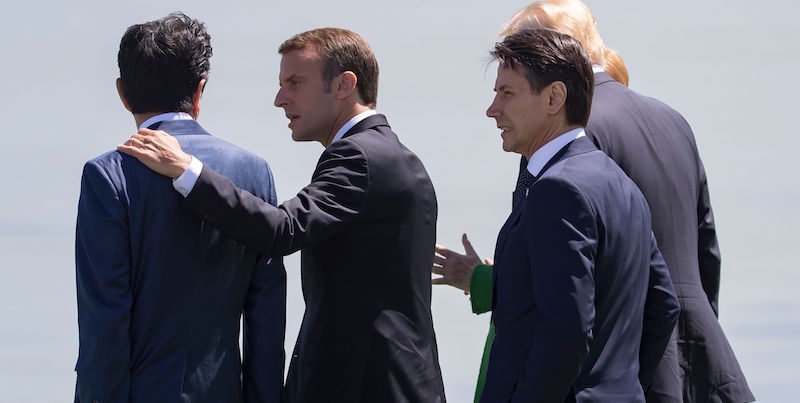 Il presidente francese Emmanuel Macron e, dietro di lui, il presidente del Consiglio italiano Giuseppe Conte. La Malbaie, Canada, 8 giugno (IAN LANGSDON/POOL/AFP/Getty Images)