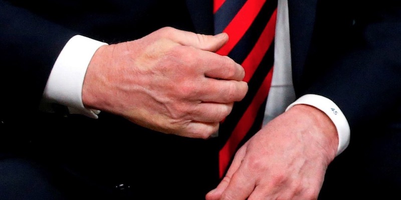 Un nuovo capitolo della saga delle strette di mano tra Trump e Macron