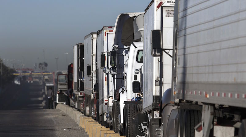 Camion al confine tra Stati Uniti e Messico (GUILLERMO ARIAS/AFP/Getty Images)
