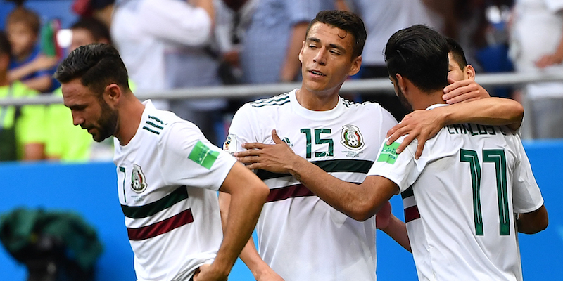 Carlos Vela e Hector Moreno dopo il primo gol segnato alla Corea del Sud (JOE KLAMAR/AFP/Getty Images)