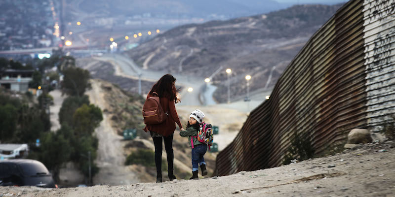 Una donna e una bambina di Tijuana, in Messico, lungo il confine con gli Stati Uniti, il 19 giugno 2018 (Mario Tama/Getty Images)