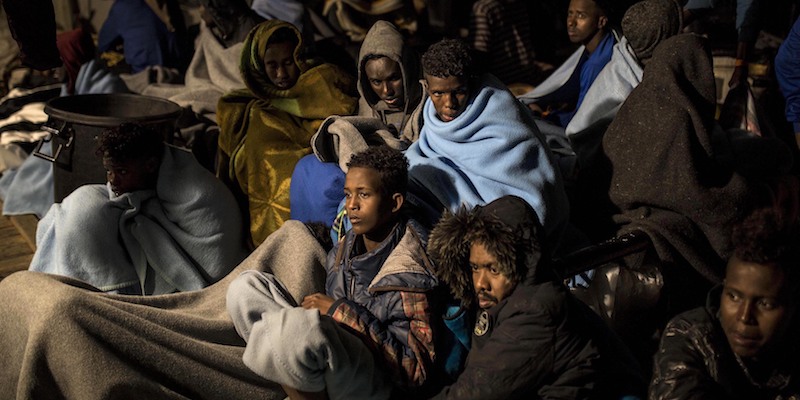 Un gruppo di migranti soccorsi dalla ong spagnola Proactiva Open Arms dopo aver lasciato la Libia su un gommone, il 18 febbraio 2018 (AP Photo/Olmo Calvo)
