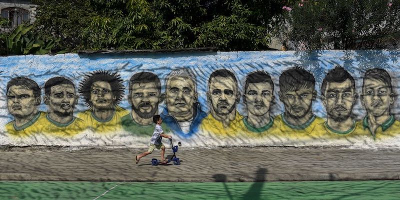 Un bambino davanti a un murale con i calciatori brasiliani e l'allenatore a Rio de Janeiro, 31 maggio 2018
(FABIO TEIXEIRA/AFP/Getty Images)