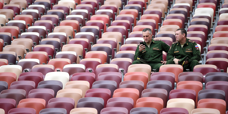 Ufficiali di polizia russi attendono l'inizio di Russia-Arabia Saudita allo stadio Luzhniki di Mosca (Matthias Hangst/Getty Images)