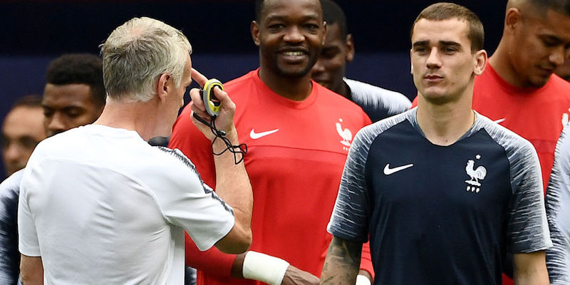 Didier Deschamps parla con Antoine Griezmann in allenamento a Mosca (FRANCK FIFE/AFP/Getty Images)