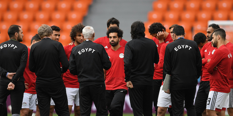 I giocatori dell'Egitto a colloquio con l'allenatore argentino Hector Cuper (JORGE GUERRERO/AFP/Getty Images)