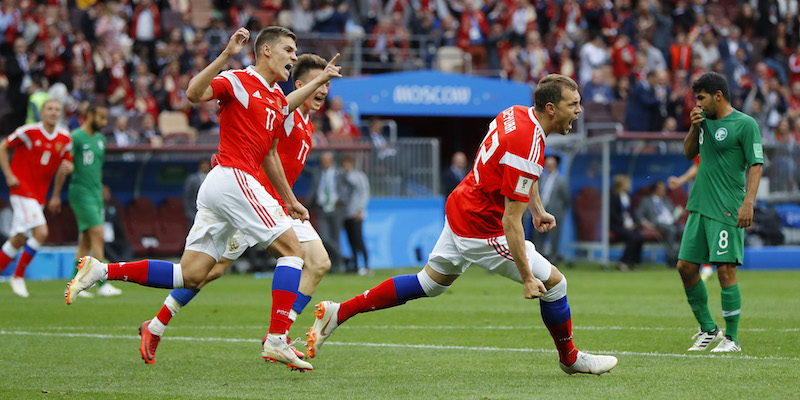 I giocatori della Russia esultano per il gol di Artem Dzyuba, il terzo della partita (Kevin C. Cox/Getty Images)