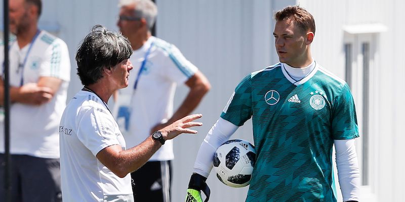 L'allenatore tedesco Joachim Loew parla con il portiere Manuel Neuer durante un allenamento della Germania (ADRIAN DENNIS/AFP/Getty Images)