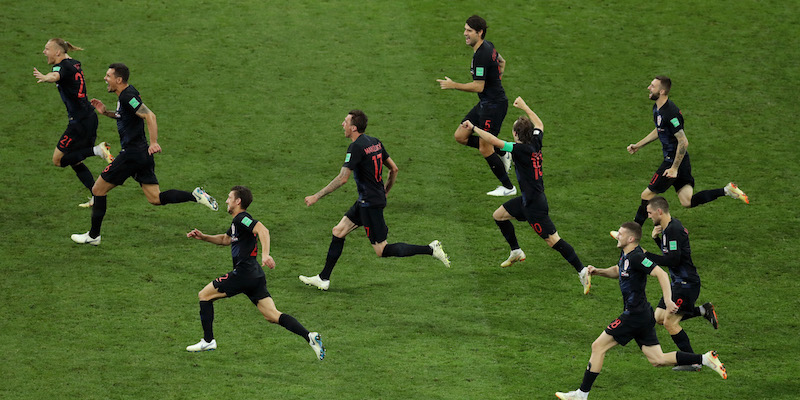 I giocatori della Croazia festeggiano la vittoria ai calci di rigore nei quarti di finale contro la Russia (Catherine Ivill/Getty Images)