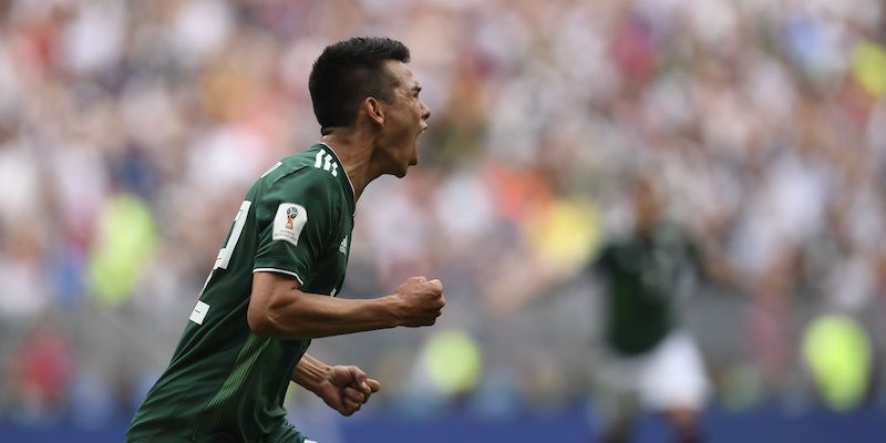 Hirving Lozano esulta per il gol del vantaggio segnato alla Germania (PATRIK STOLLARZ/AFP/Getty Images)