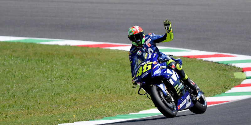 Valentino Rossi saluta il pubblico del Mugello dopo le qualifiche di sabato (TIZIANA FABI/AFP/Getty Images)