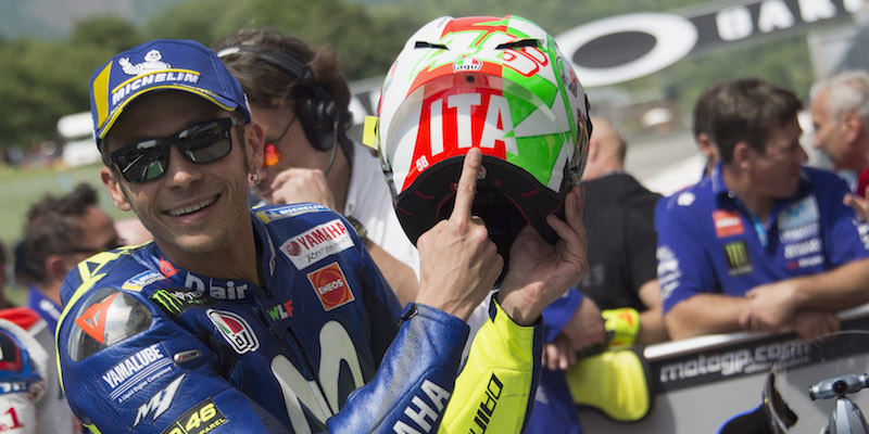 Valentino Rossi con il casco speciale disegnato in occasione del Gran Premio d'Italia (Mirco Lazzari gp/Getty Images)