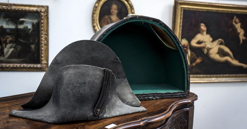 Il cappello di Napoleone raccolto sul campo di Waterloo, in Belgio, e venduto all'asta a Lione, in Francia, 14 giugno 2018
(JEAN-PHILIPPE KSIAZEK/AFP/Getty Images)