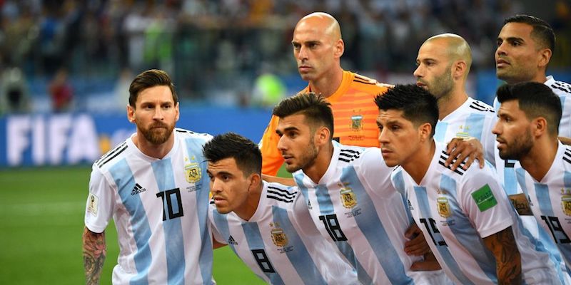 Lionel Messi e i giocatori dell'Argentina prima della partita contro la Croazia (JOHANNES EISELE/AFP/Getty Images)
