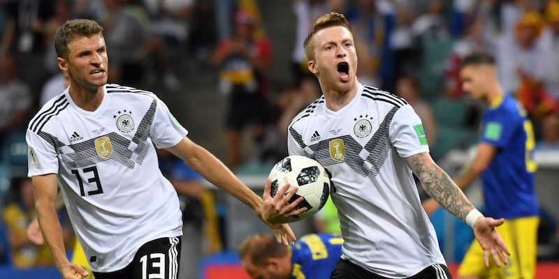 Marco Reus esulta con Thomas Muller dopo il gol segnato alla Svezia (NELSON ALMEIDA/AFP/Getty Images)