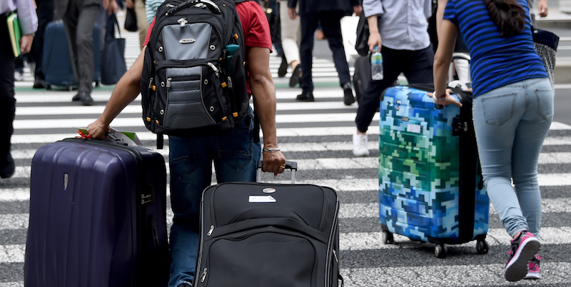 Persone che stanno odiando i loro trolley (TOSHIFUMI KITAMURA/AFP/Getty Images)