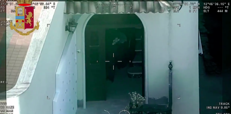 Un'immagine diffusa dalla polizia che mostra un momento delle perquisizioni di questa mattina (Twitter Polizia di stato)