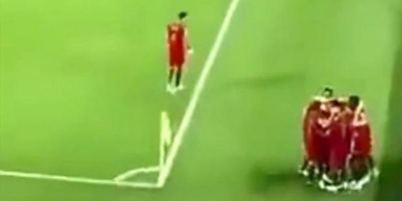 Quella presunta regola che obbliga un giocatore a rimanere in campo durante i festeggiamenti non esiste