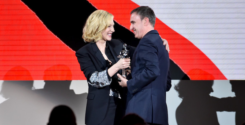 Cate Blanchett consegna allo stilista belga Raf Simons il premio per lo stilista dell'anno per la moda donna ai CFDA Fashion awards, New York, 4 giugno 2018
(Theo Wargo/Getty Images)