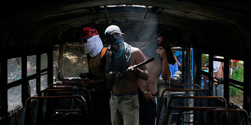 Manifestanti in un autobus incendiato durante una manifestazione contro il governo, Tipitapa, 14 giugno 2018
(INTI OCON/AFP/Getty Images)