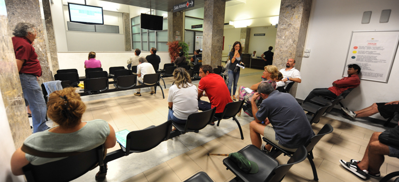 La sala d'attesa del pronto soccorso dell'ospedale Galliera di Genova. (ANSA/LUCA ZENNARO)