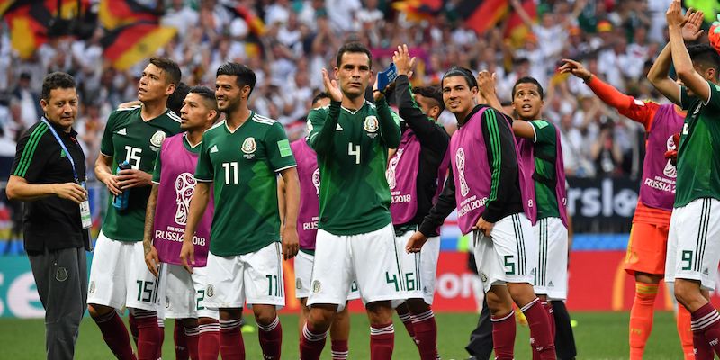 Rafael Marquez, al centro, in mezzo ai compagni di nazionale dopo la vittoria contro la Germania (YURI CORTEZ/AFP/Getty Images)