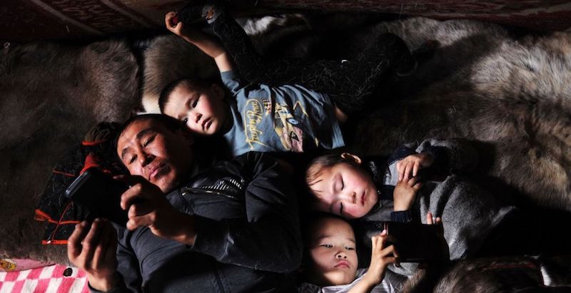 Un allevatore di renne e la sua famiglia dentro la tenda in cui vivono nel circondario autonomo Jamalo-Nenec, Russia, 6 marzo 2018
(AFP PHOTO / Sergei GAPON)