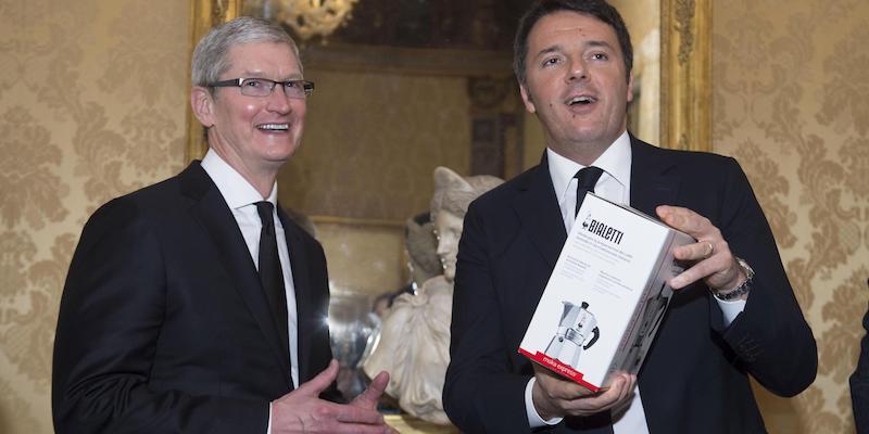 L'allora presidente del Consiglio Matteo Renzi a Palazzo Chigi insieme al CEO di Apple Tim Cook, nell'atto di donargli una moka Bialetti, il 22 gennaio 2016 (ANSA/PALAZZO CHIGI)