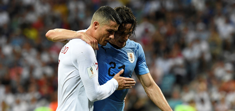 Cristiano Ronaldo accompagna fuori dal campo l'infortunato Edinson Cavani, durante la partita degli ottavi di finale dei Mondiali tra Portogallo e Uruguay, vinta dall'Uruguay (JONATHAN NACKSTRAND/AFP/Getty Images)