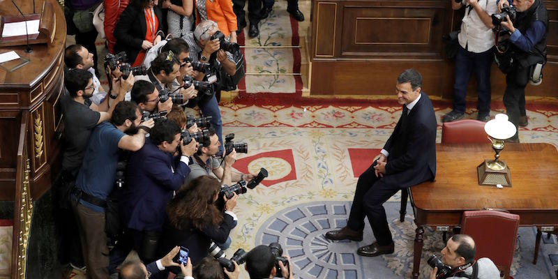 Pedro Sánchez al Parlamento spagnolo, dopo essere diventato primo ministro della Spagna (EMILIO NARANJO/AFP/Getty Images)