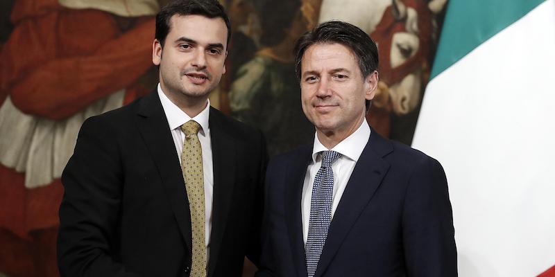 Carlo Sibilia, appena incaricato sottosegretario all'Interno, insieme al presidente del Consiglio Giuseppe Conte, il 13 giugno 2018 (ANSA/RICCARDO ANTIMIANI)