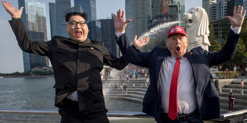 Imitatori del dittatore nordcoreano Kim Jong-un e del presidente americano Donald Trump nel Merlion Park di Singapore, l'8 giugno 2018 (Chris McGrath/Getty Images)